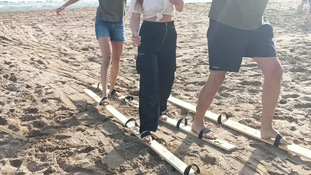 Équipe réalisant le défi ski géant lors des Olympiades sur la plage à Barcelone