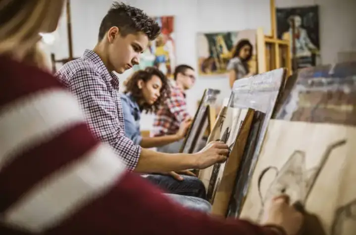 Grand groupe célébrant une activité Art & Vin à Barcelone