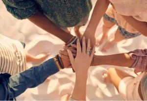 Equipo motivándose antes de una prueba en las Olimpiadas en la playa en Barcelona
