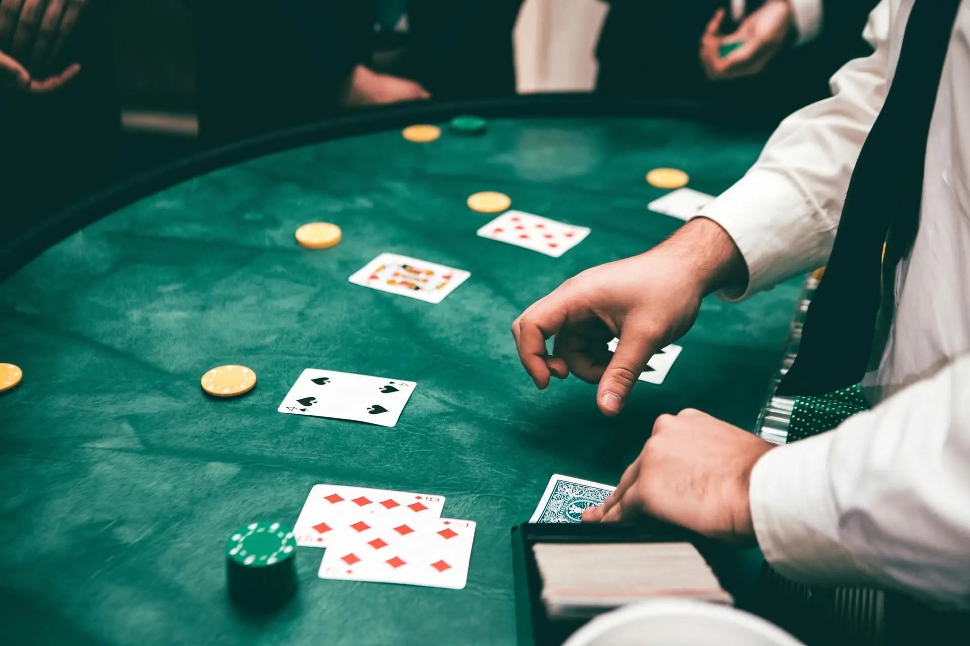 Grand groupe profitant d’une soirée casino corporative dans un hôtel à Barcelone
