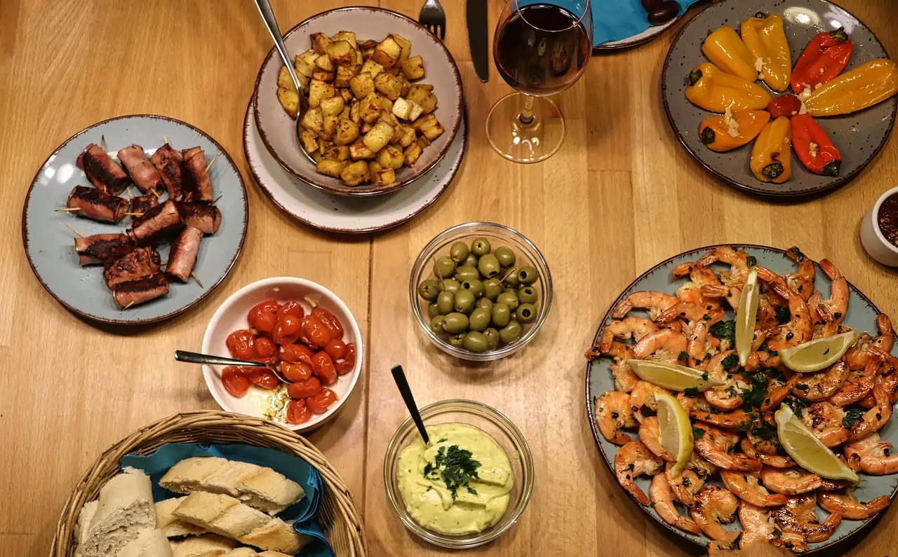 Primer plano de plato de tapas durante tour gastronómico en Barcelona