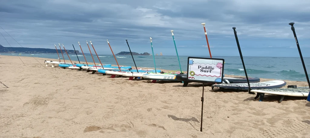 Participantes en paddle surf durante Olimpiadas en la playa en Barcelona