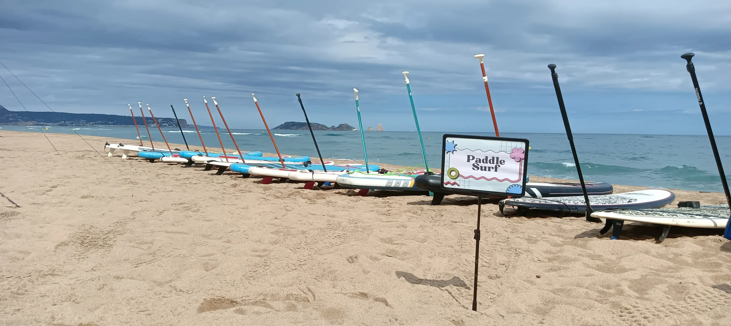 Participantes en paddle surf durante Olimpiadas en la playa en Barcelona