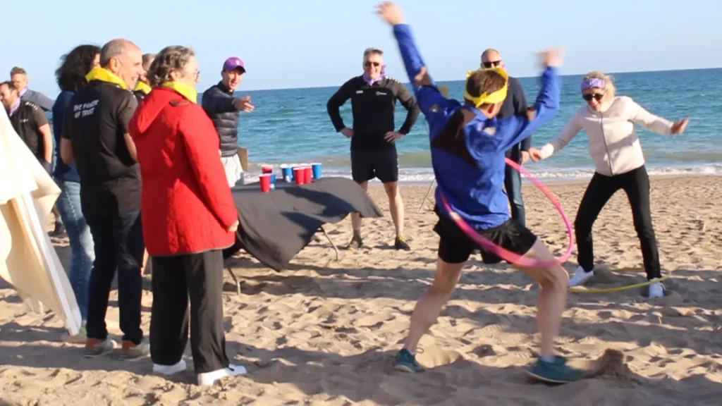 Participant réalisant le défi hula hoop lors des Olympiades sur la plage à Barcelone