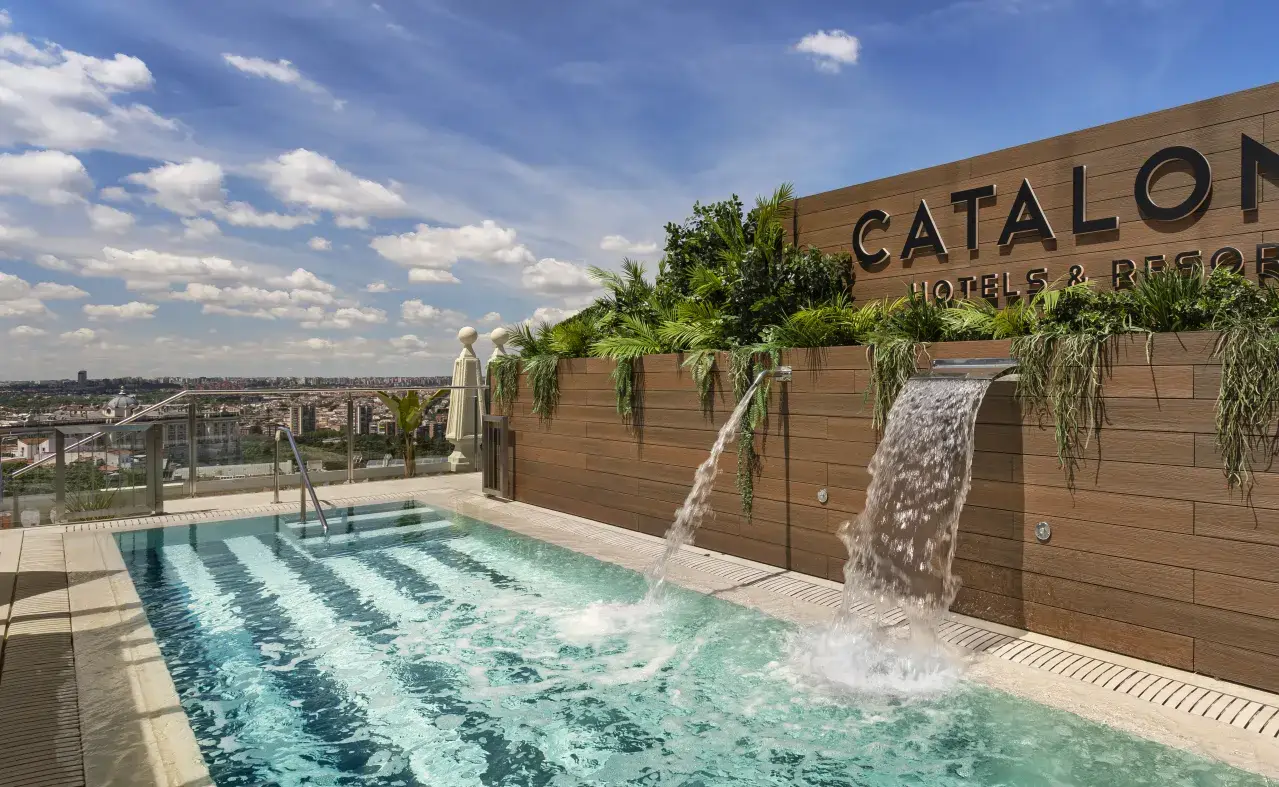 Hotel close to aeroport for +150 people